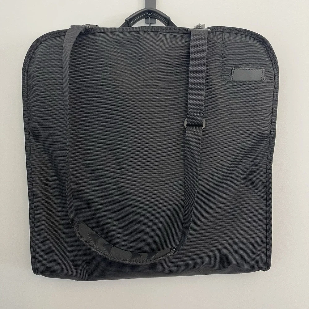 Briggs & Riley Travelware Bifold Black Nylon Garment  Wardrobe Bag Hook to Hang